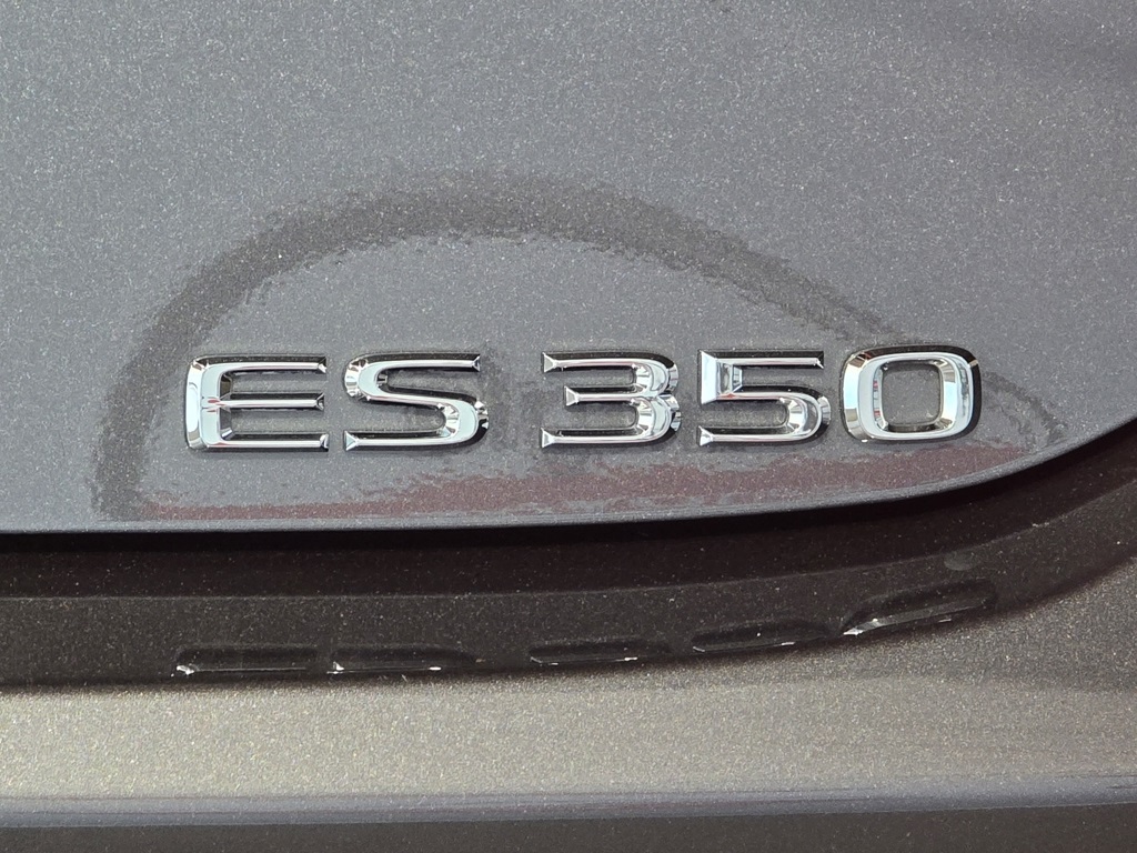 Thumbnail: 2023 Lexus ES - 11