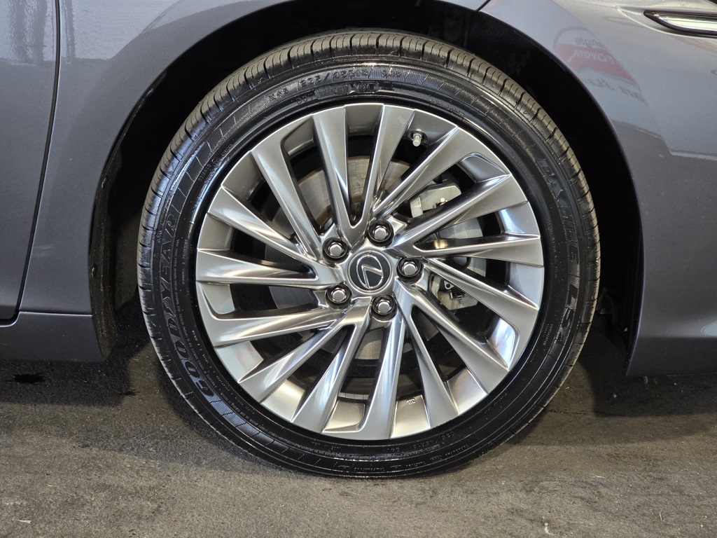Thumbnail: 2023 Lexus ES - 4