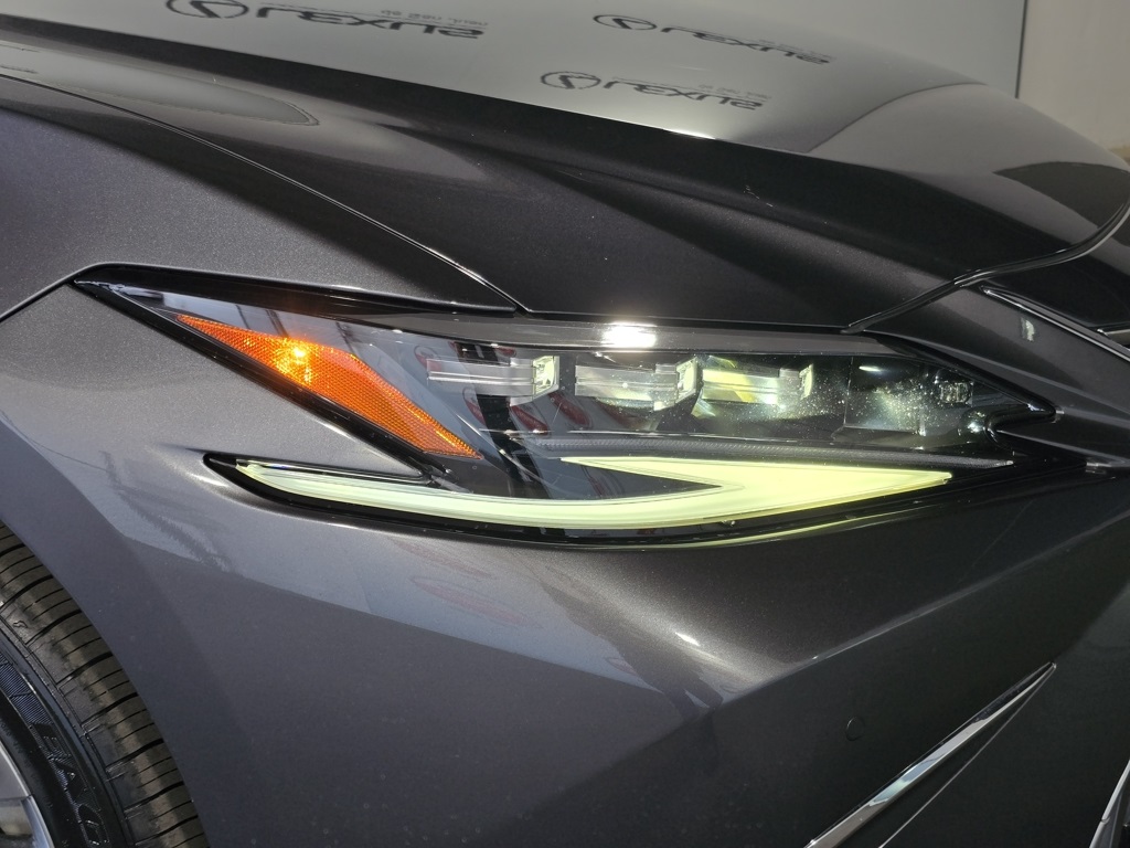 Thumbnail: 2023 Lexus ES - 5