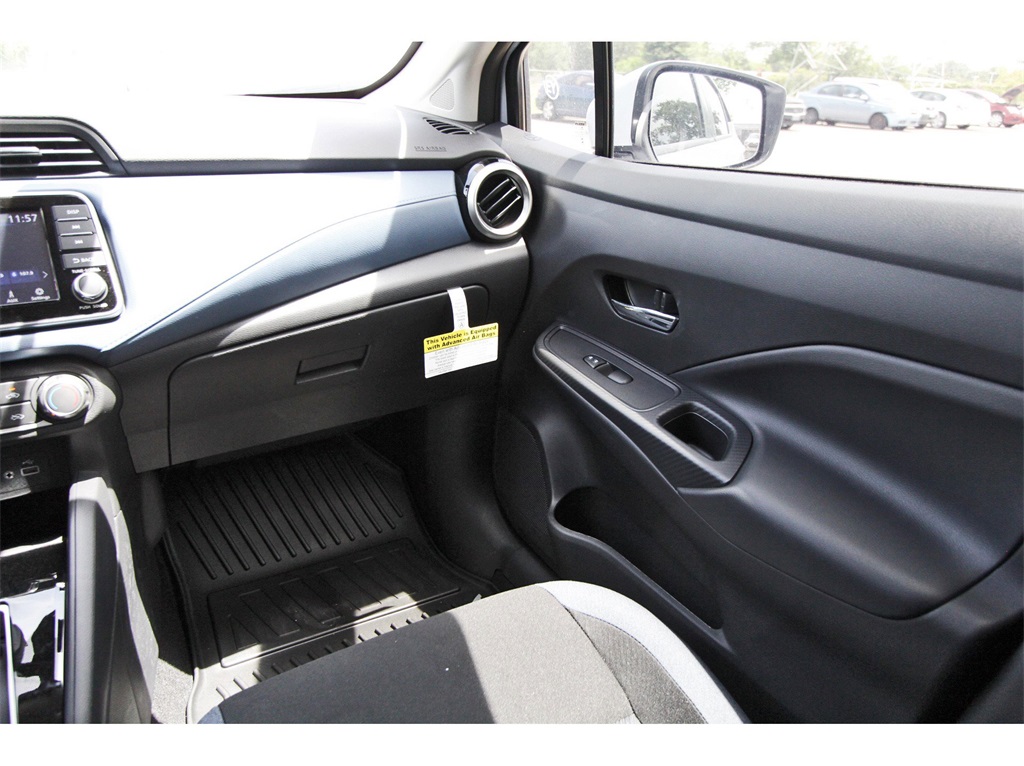 2025 Nissan Versa 1.6 SV - 9