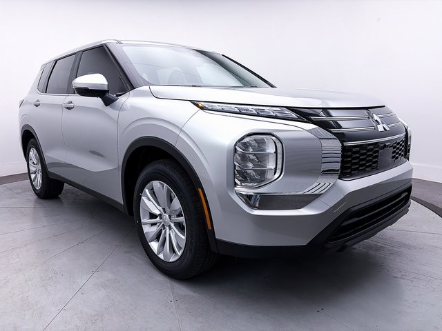 2025 Mitsubishi Outlander ES's photo