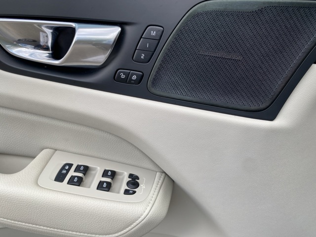 Used Car 2022 Volvo Xc60  B5 Momentum For Sale Under $30,000 In San Antonio, Texas