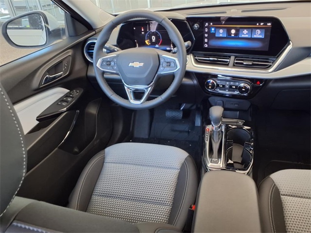 2025 Chevrolet Trax LT photo 2