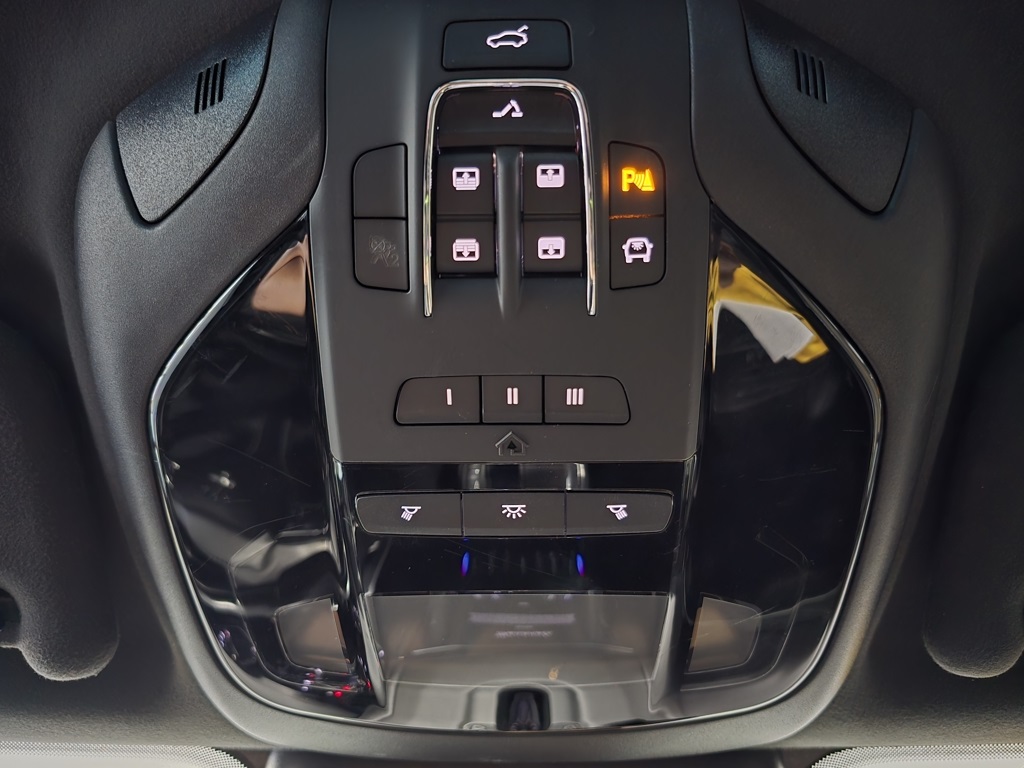 Thumbnail: 2021 Maserati Levante - 19