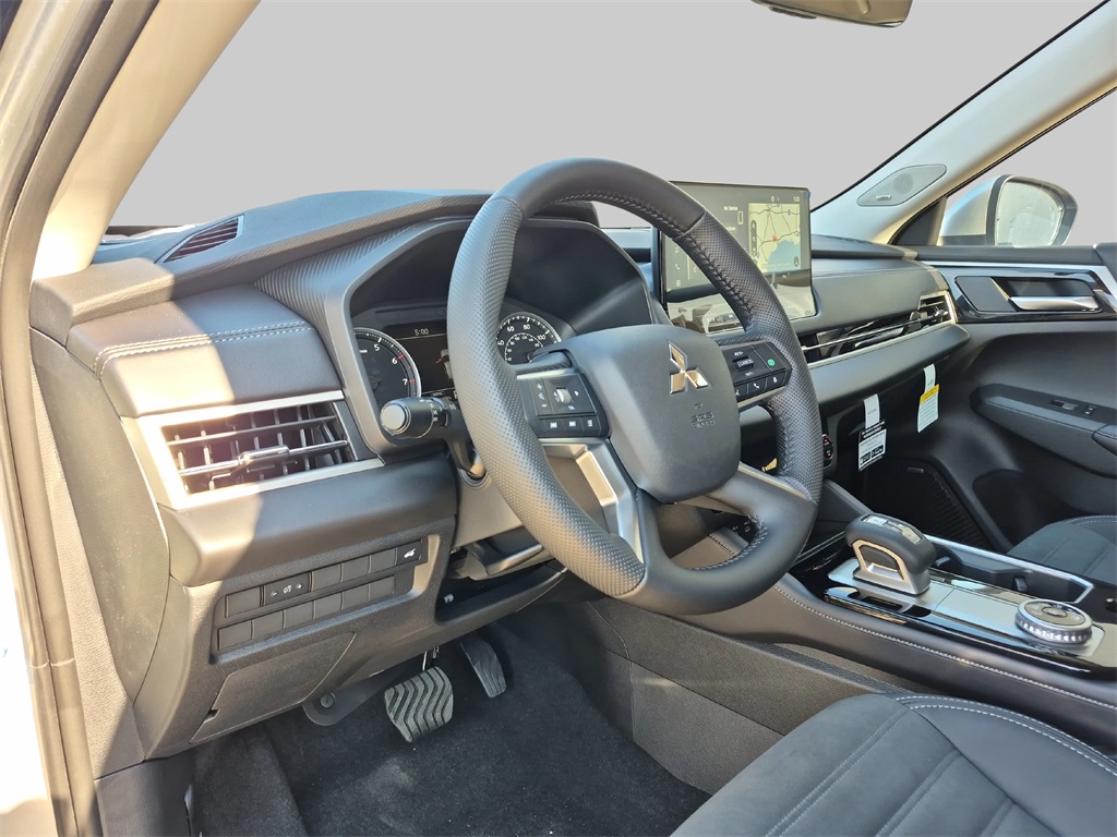 2025 Mitsubishi Outlander SE - 8