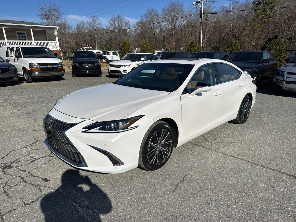 2023 Lexus ES 300h's photo