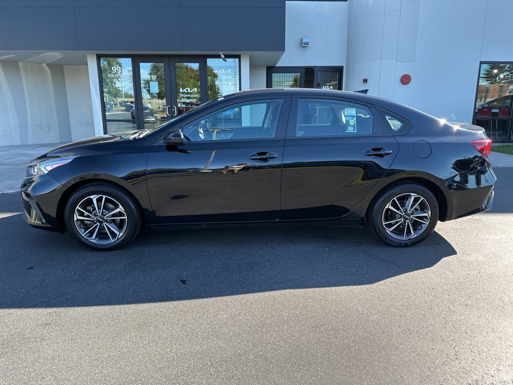 2023 Kia Forte LXS photo 2