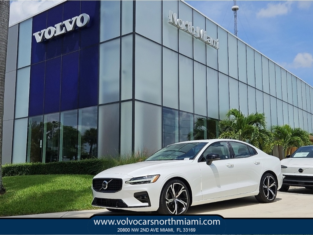 2024 Volvo S60 B5 Core Dark Theme