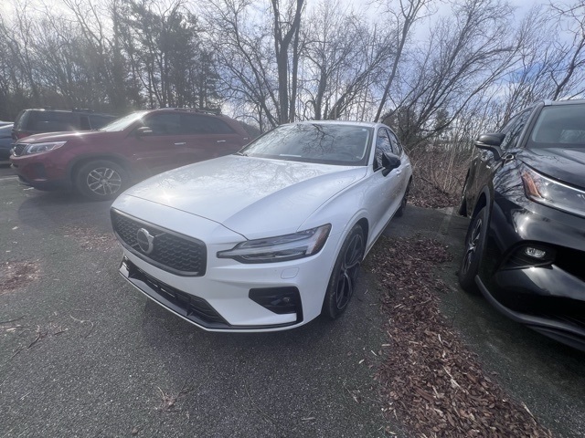 2024 Volvo S60 B5 Plus Dark Theme AWD