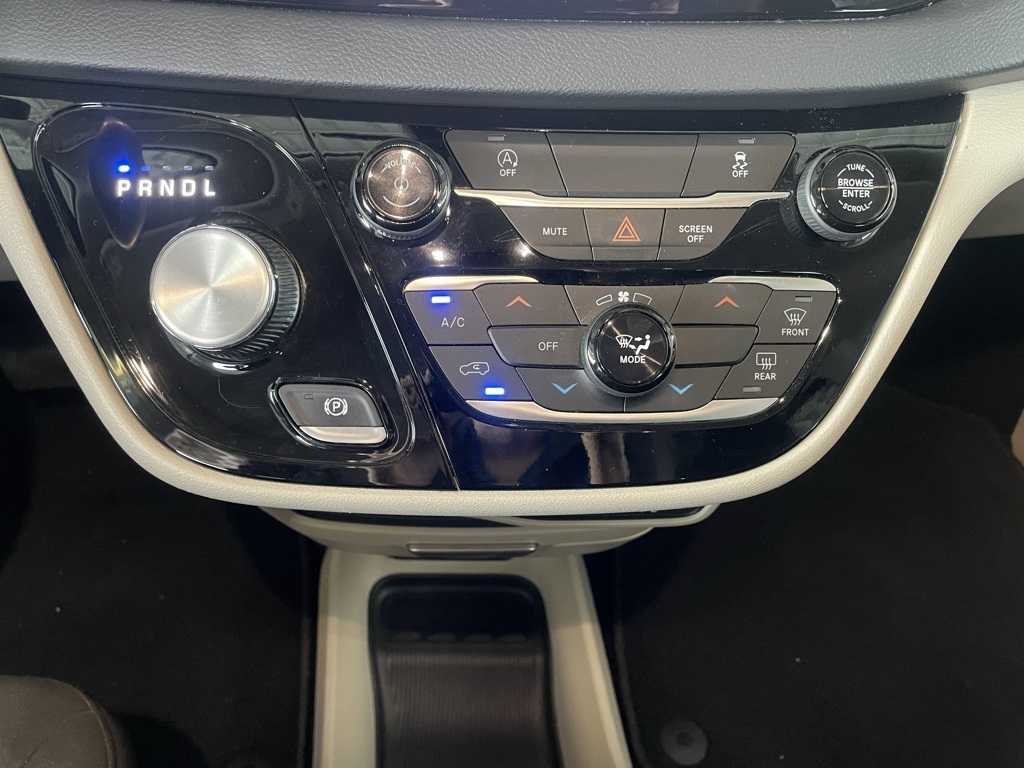 Thumbnail: 2022 Chrysler Voyager - 10