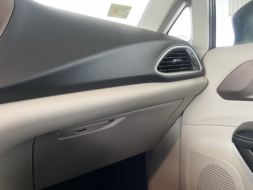 Thumbnail: 2022 Chrysler Voyager - 18