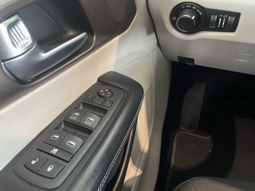 Thumbnail: 2022 Chrysler Voyager - 19