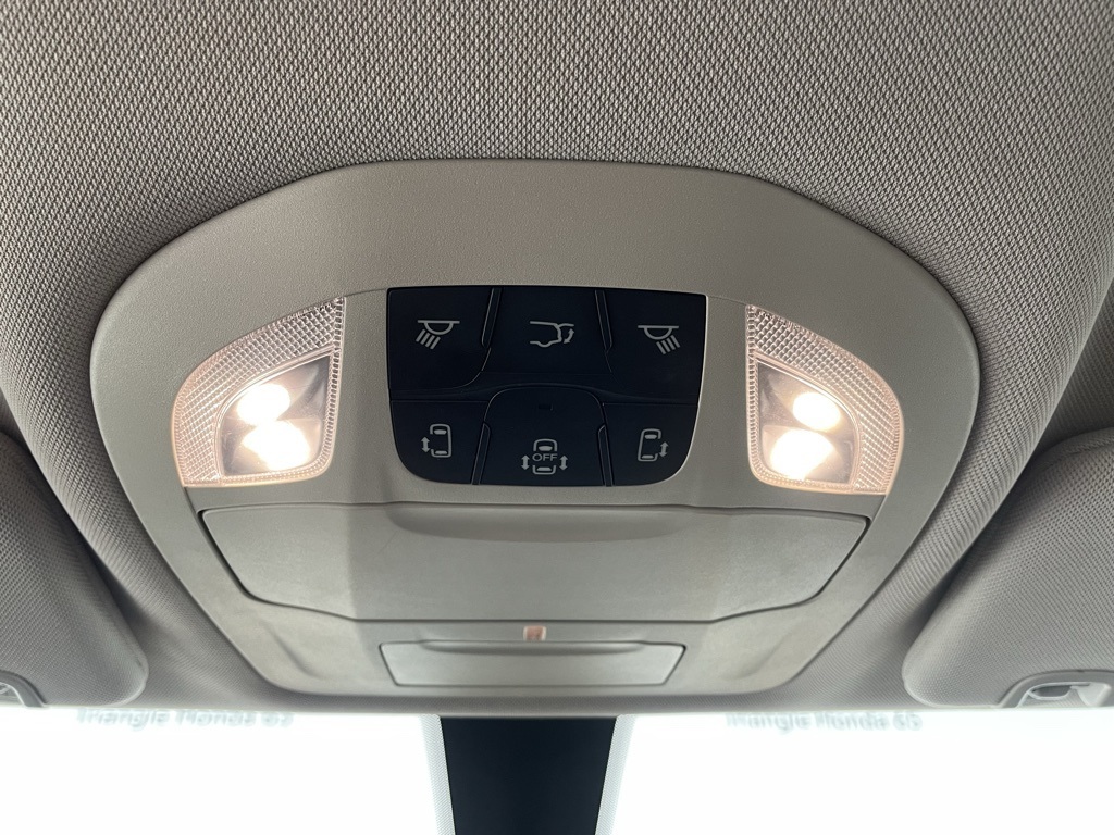 Thumbnail: 2022 Chrysler Voyager - 20