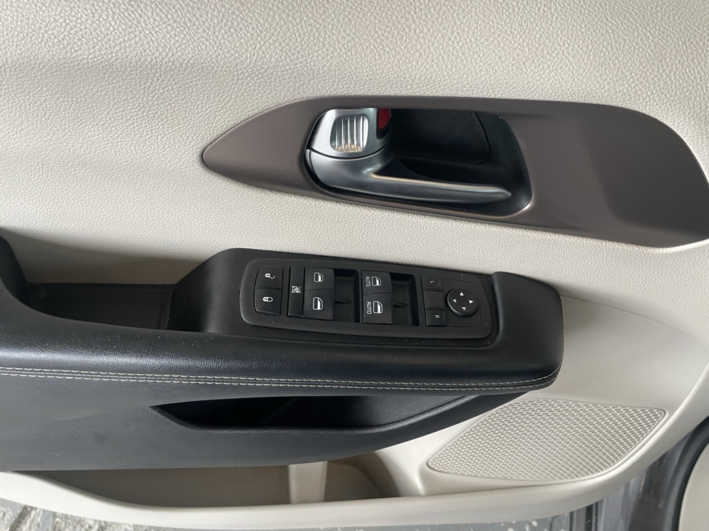 Thumbnail: 2022 Chrysler Voyager - 21