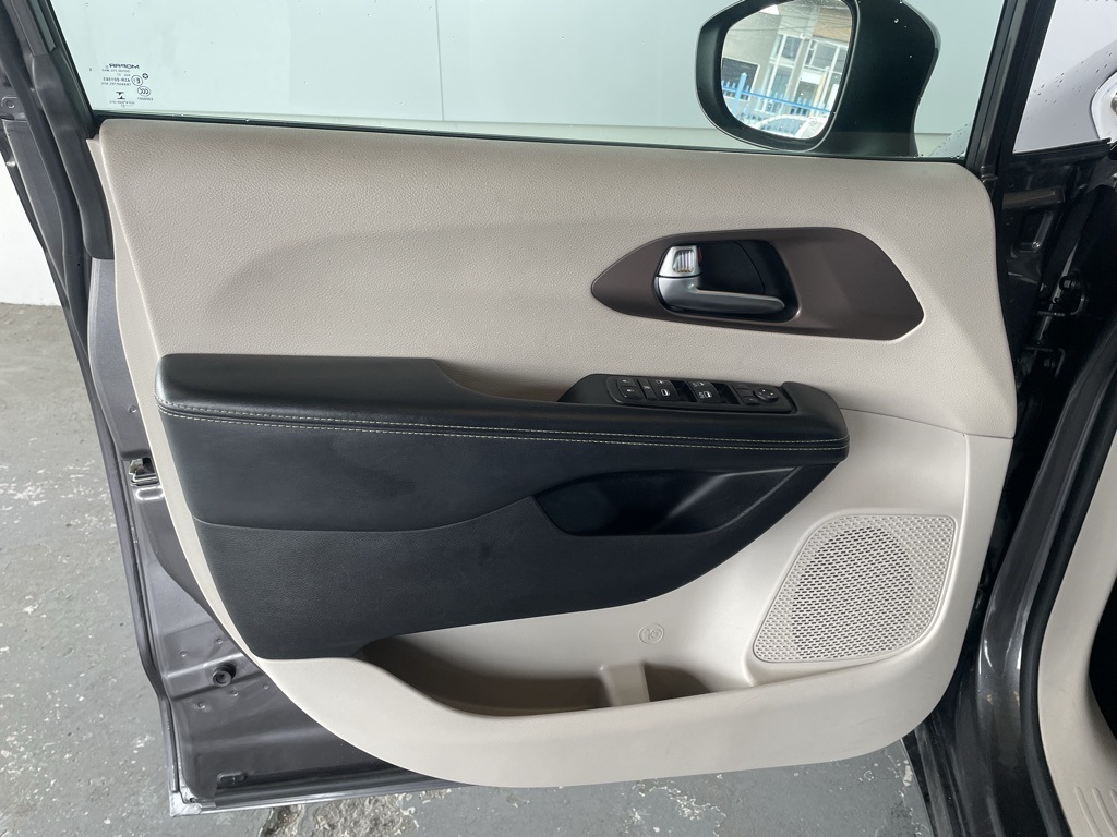 Thumbnail: 2022 Chrysler Voyager - 22