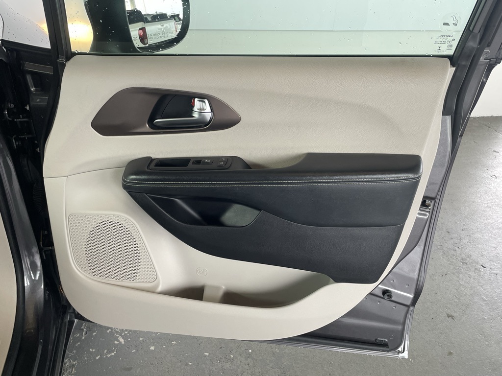 Thumbnail: 2022 Chrysler Voyager - 23