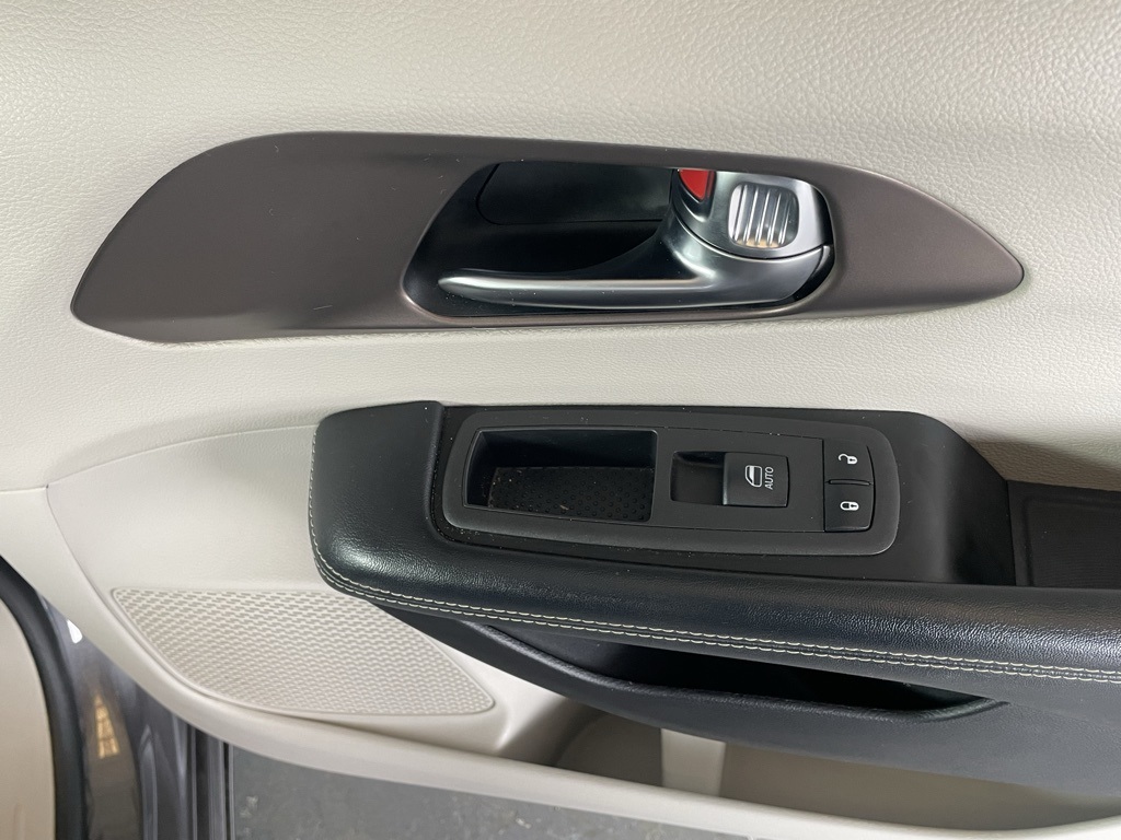 Thumbnail: 2022 Chrysler Voyager - 24