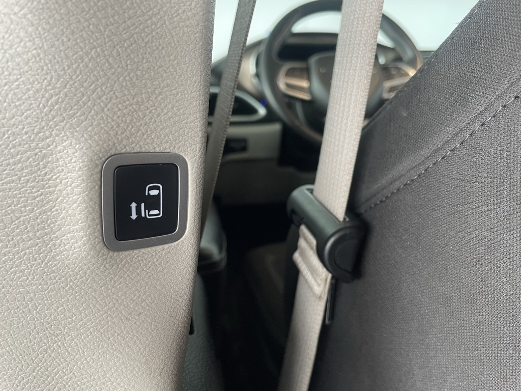 Thumbnail: 2022 Chrysler Voyager - 25