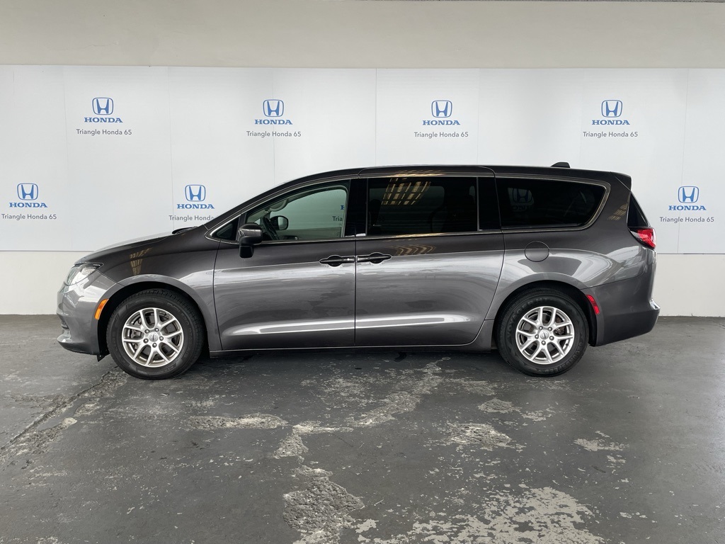 Thumbnail: 2022 Chrysler Voyager - 3