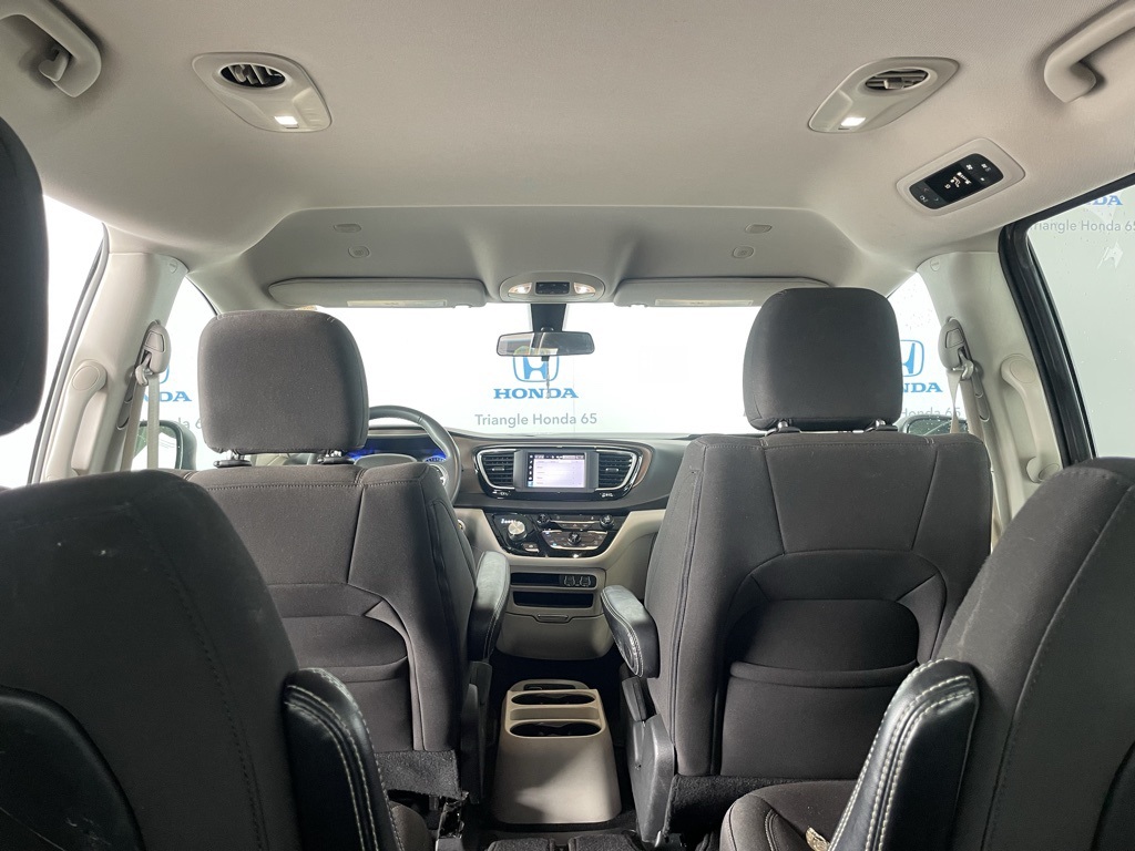 Thumbnail: 2022 Chrysler Voyager - 8