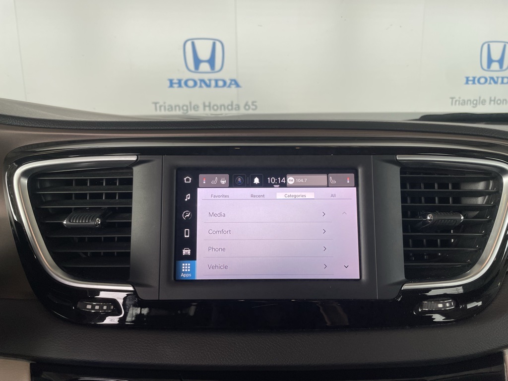 Thumbnail: 2022 Chrysler Voyager - 9