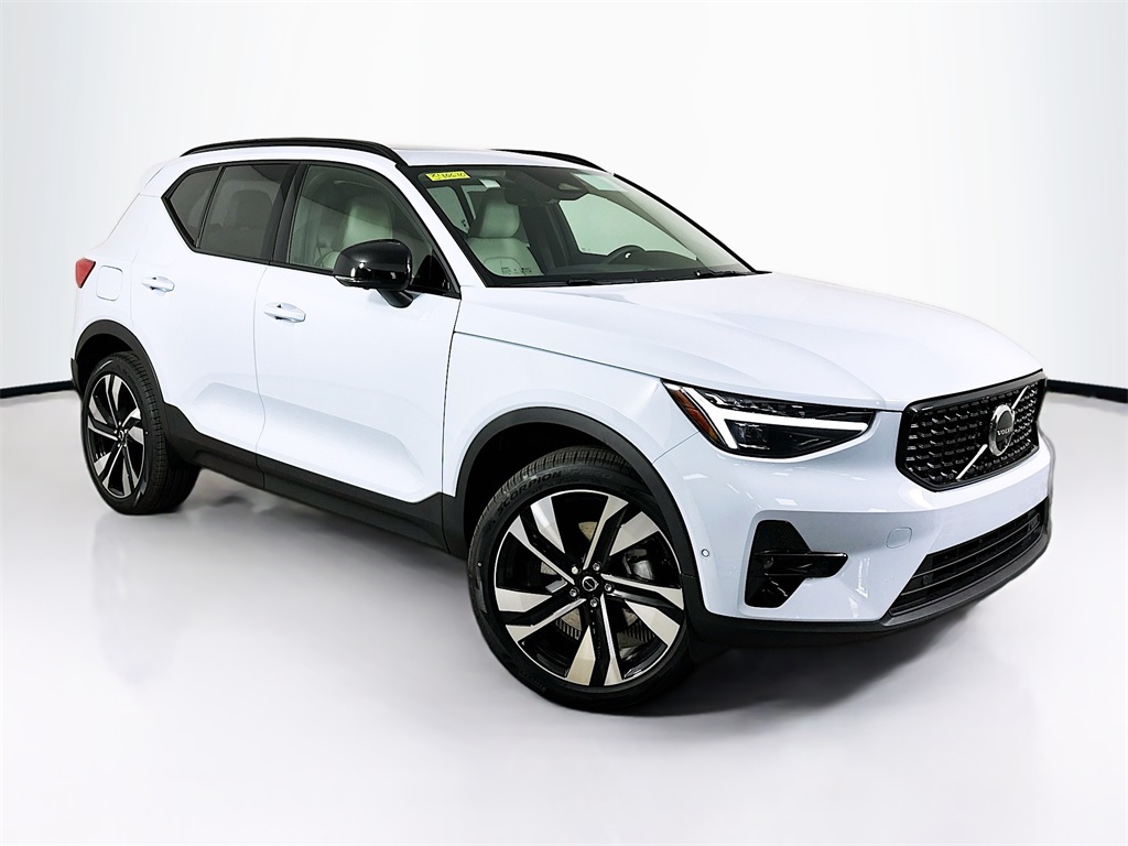 2025 Volvo XC40 B5 Plus Dark Theme