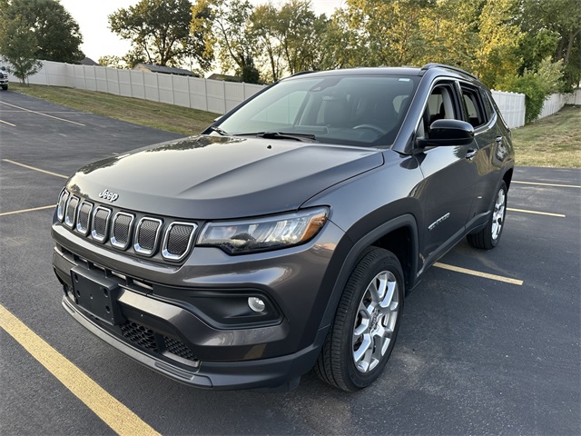 Certified 2022 Jeep Compass Latitude Lux with VIN 3C4NJDFB6NT204055 for sale in Kansas City