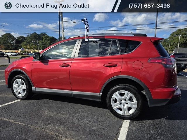 2017 Toyota RAV4 LE photo 4