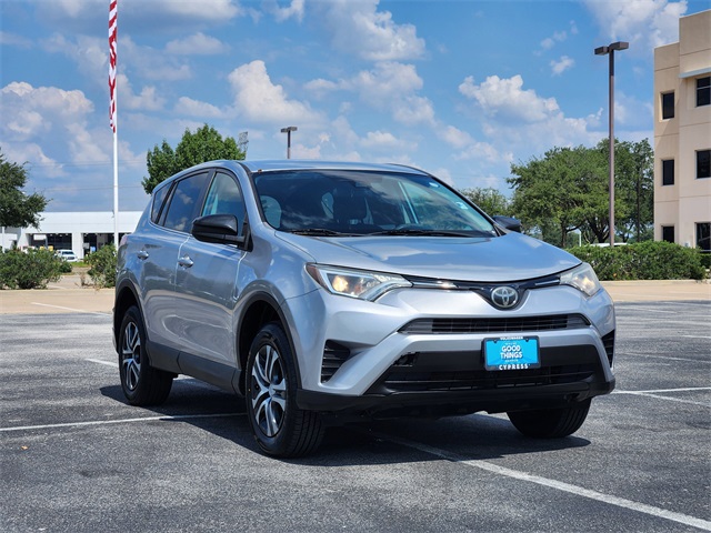 2018 Toyota RAV4 LE photo 3