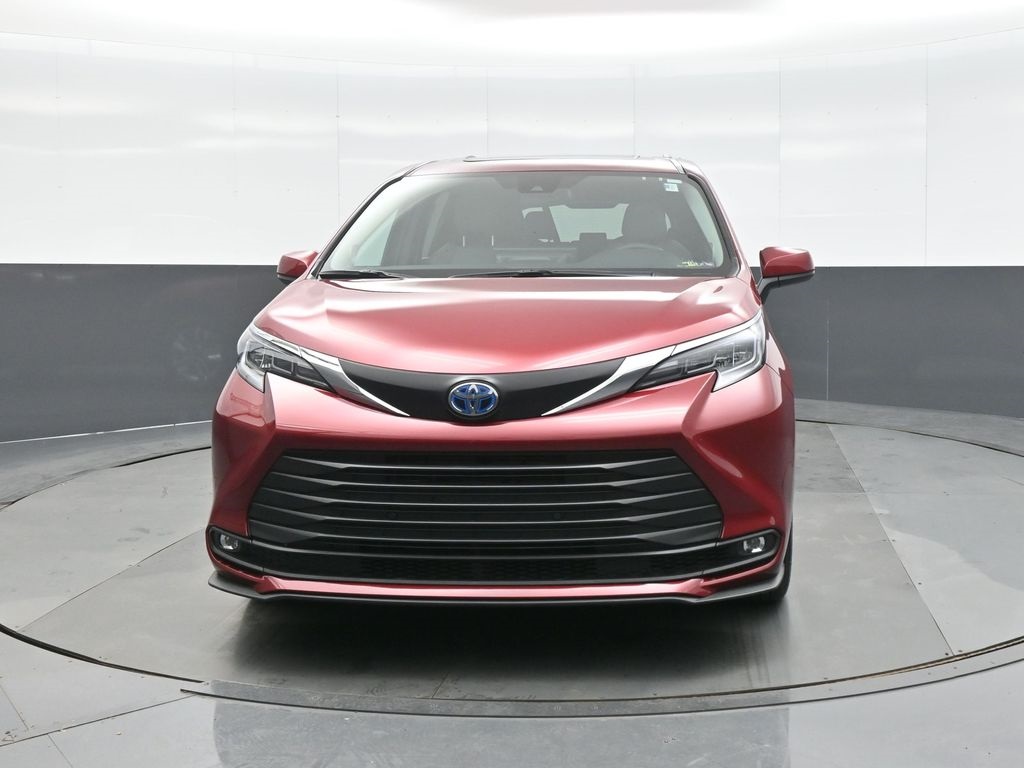 Used 2025 Toyota Sienna XLE with VIN 5TDJSKFCXSS195956 for sale in Kansas City