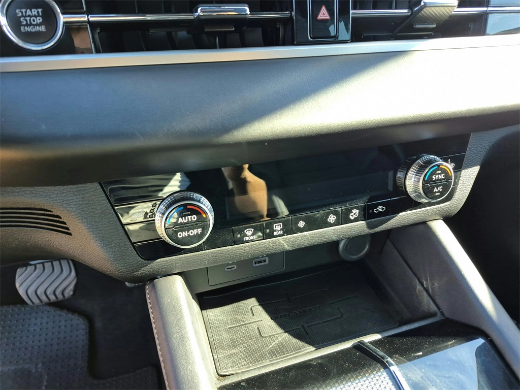 2023 Mitsubishi Outlander SE Black Edition Red at North Houston Mitsubishi