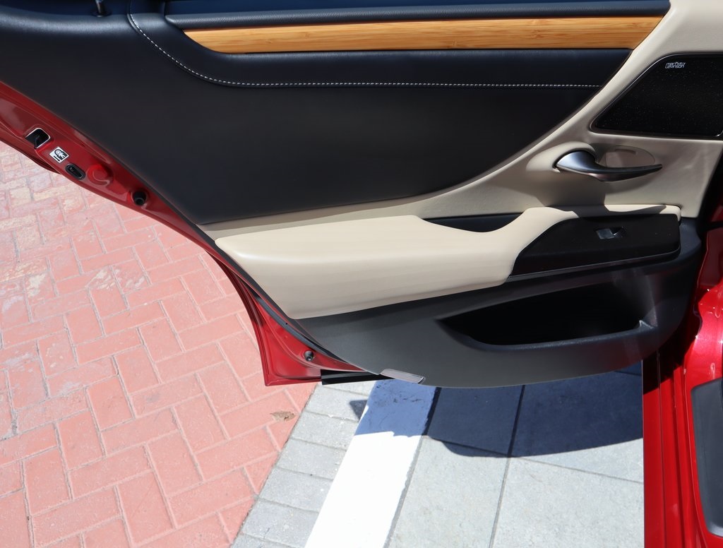 Thumbnail: 2020 Lexus ES - 21