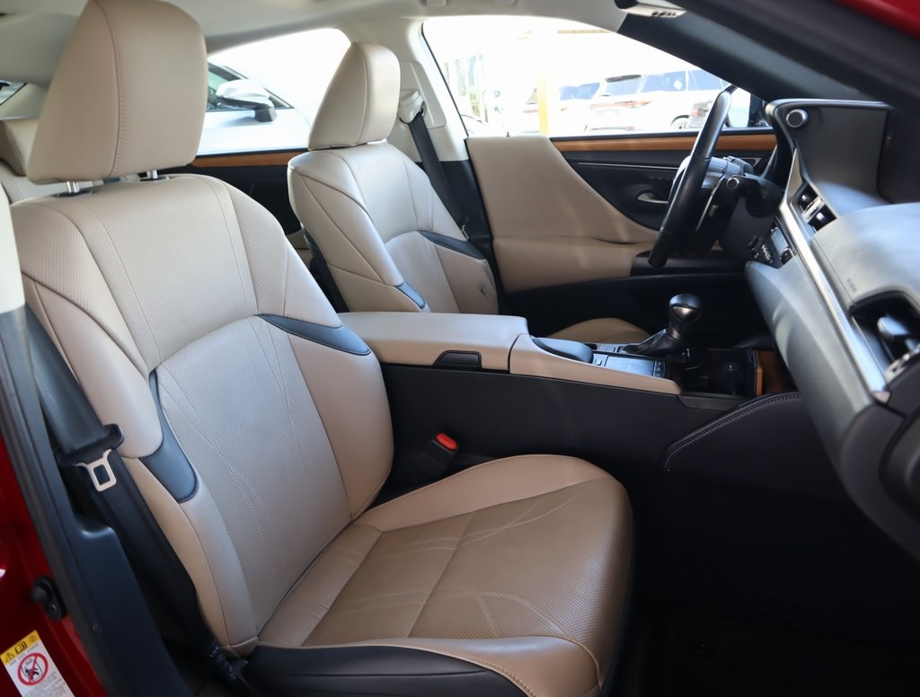 Thumbnail: 2020 Lexus ES - 25