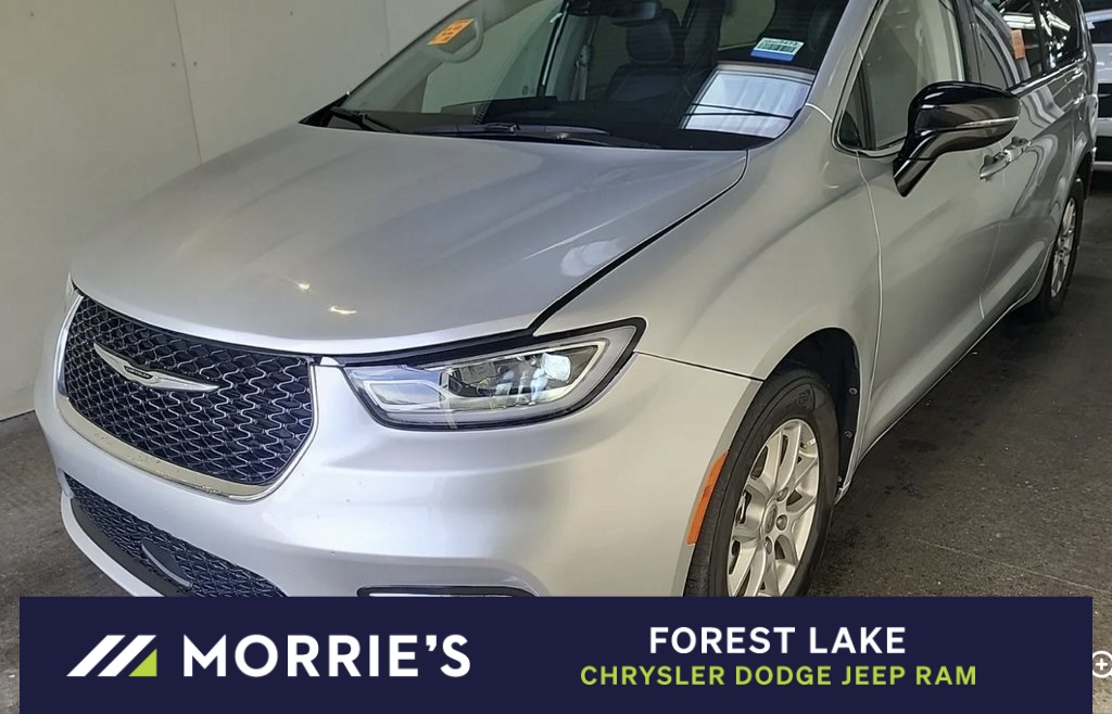 2024 Chrysler Pacifica Touring L's photo