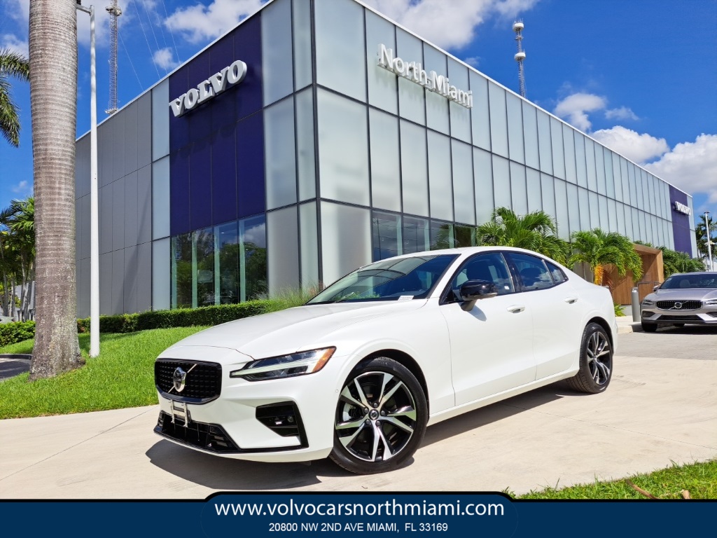 2024 Volvo S60 B5 Plus Dark Theme