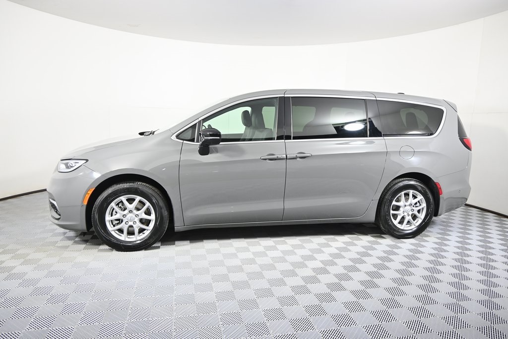 Used 2025 Chrysler Pacifica Select with VIN 2C4RC1BG2SR605757 for sale in Forest Lake, Minnesota