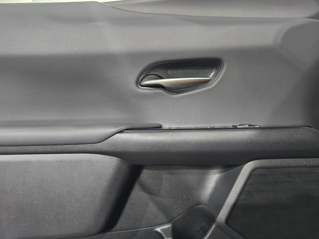 Thumbnail: 2023 Lexus UX - 12