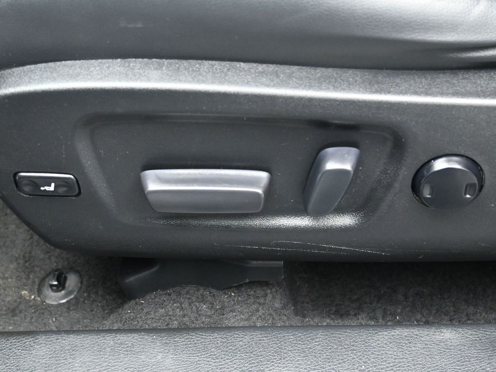 Used 2016 Toyota Highlander XLE V6 with VIN 5TDJKRFH2GS302946 for sale in Kansas City