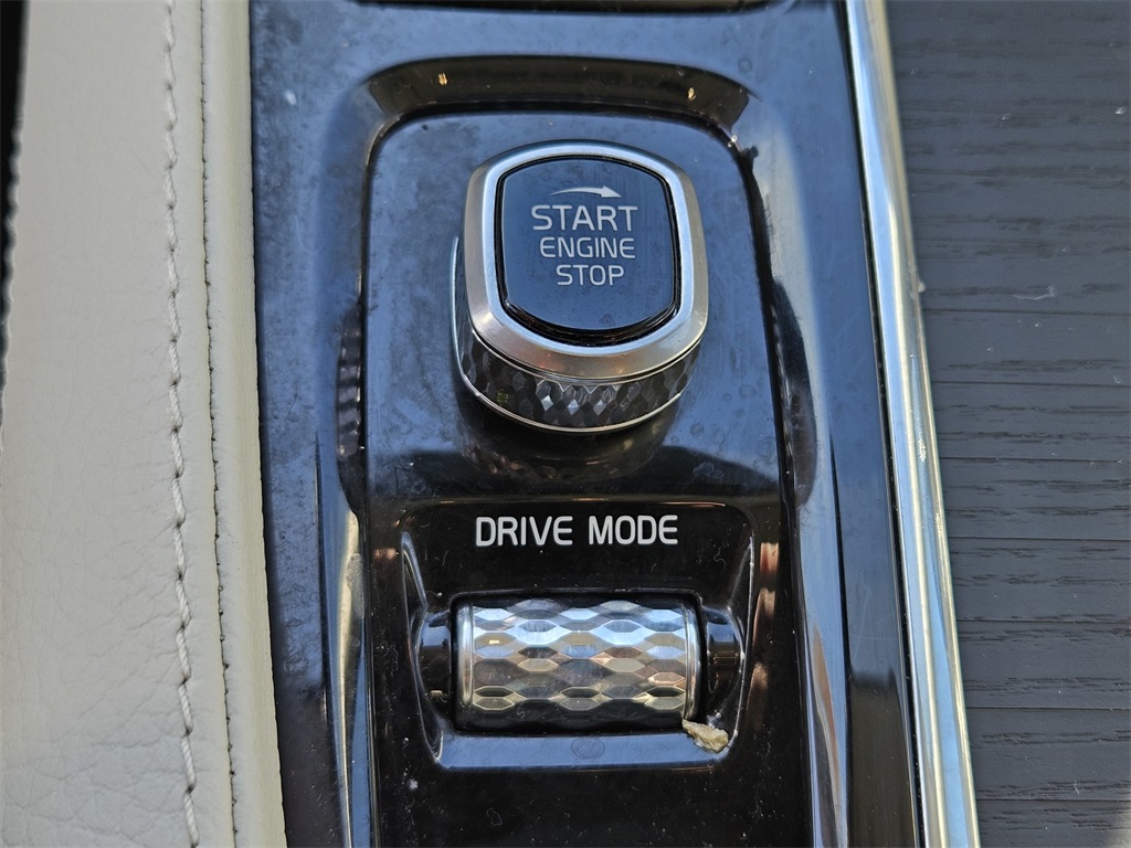 Used Car 2020 Volvo Xc90  T6 Momentum For Sale Under $25,000 In San Marcos, Texas