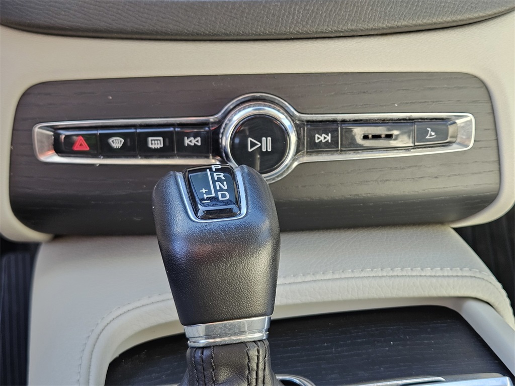 Used Car 2020 Volvo Xc90  T6 Momentum For Sale Under $25,000 In San Marcos, Texas