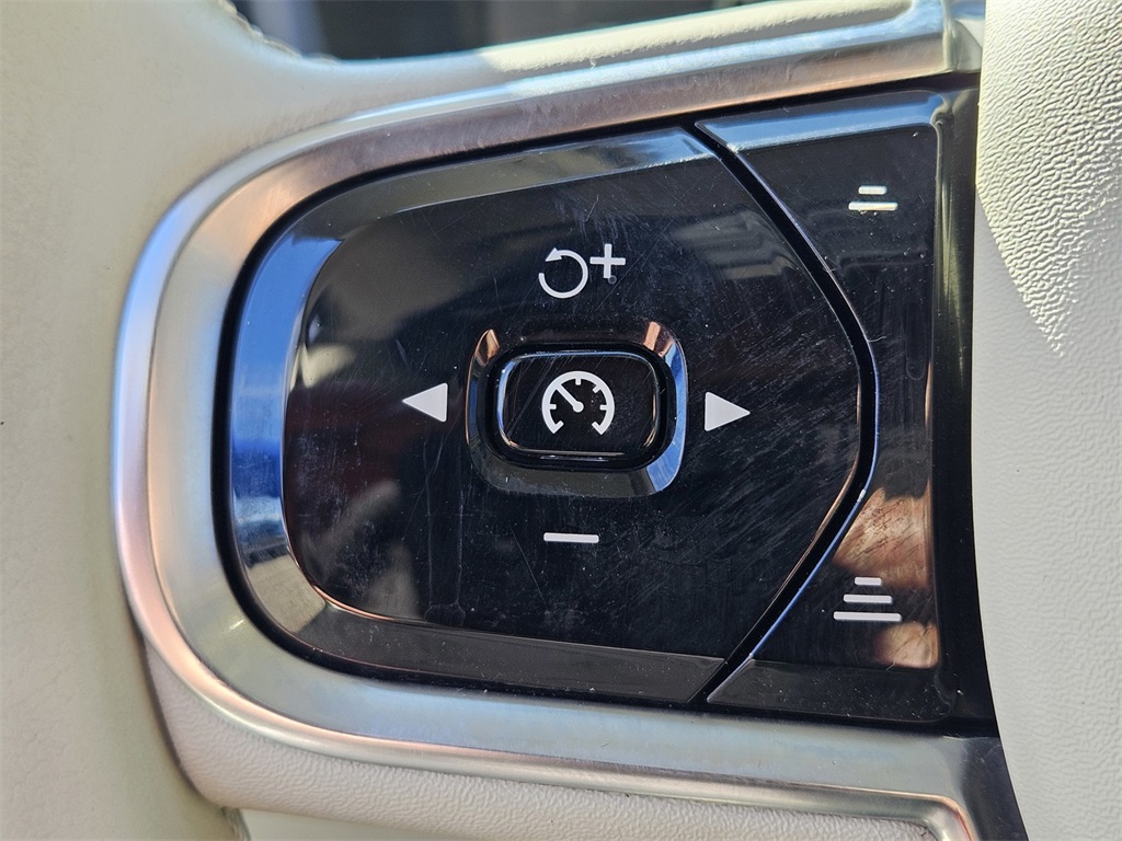 Used Car 2020 Volvo Xc90  T6 Momentum For Sale Under $25,000 In San Marcos, Texas