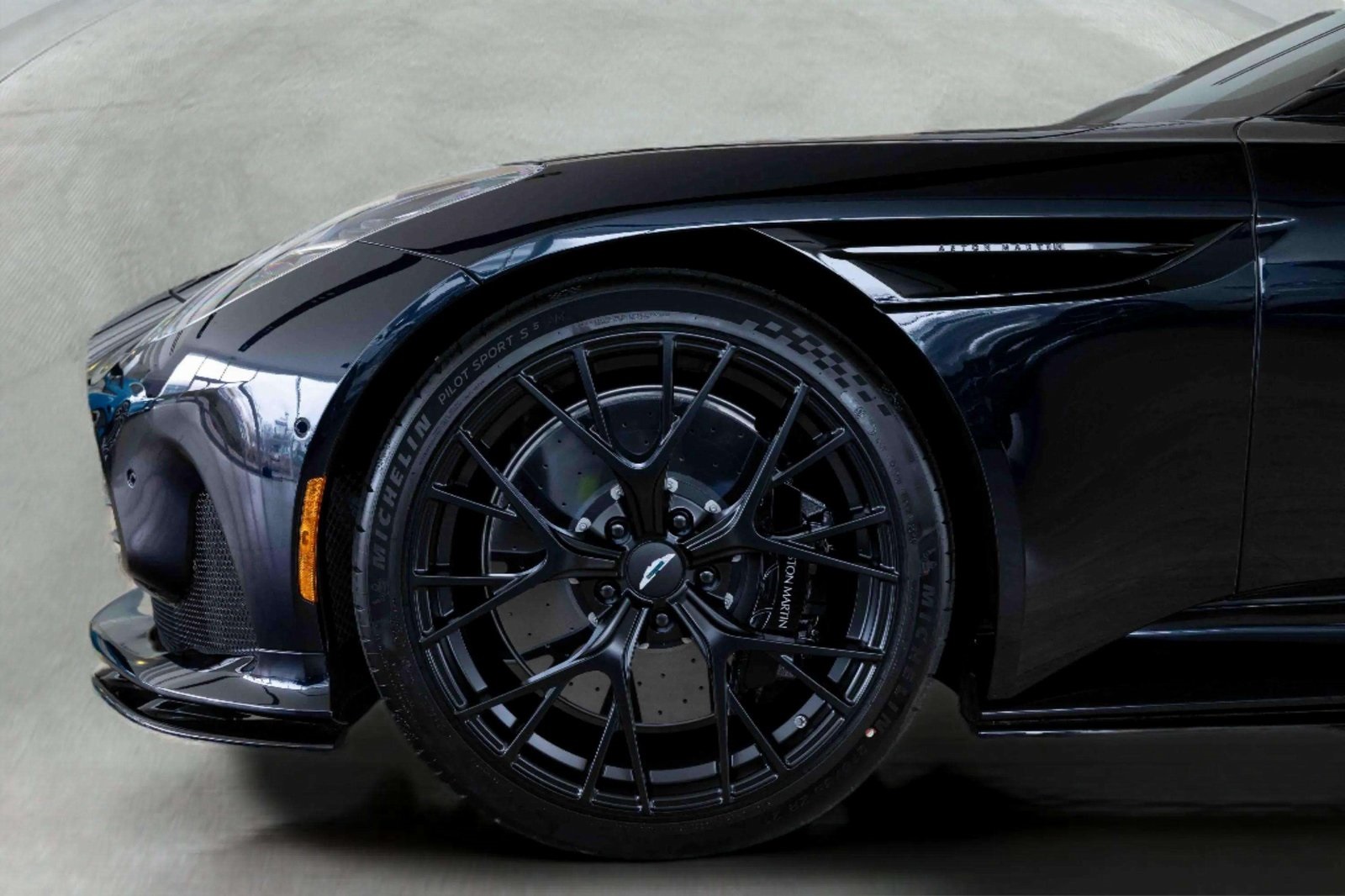 2025 Aston Martin DB12 AM5 photo 4