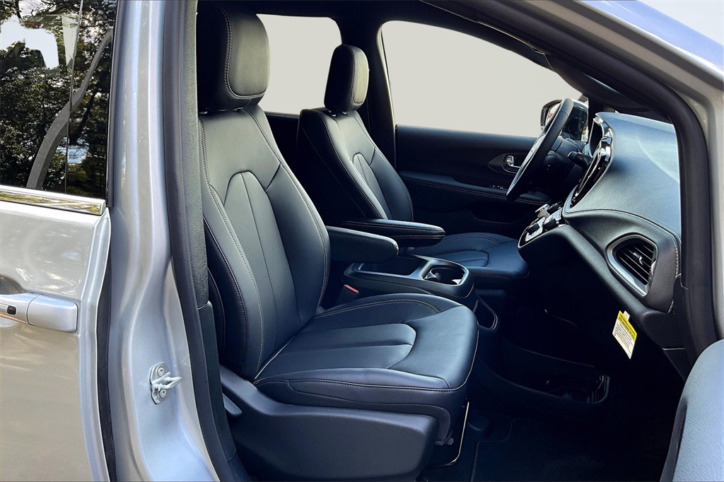 2026 Chrysler Pacifica Select - 7
