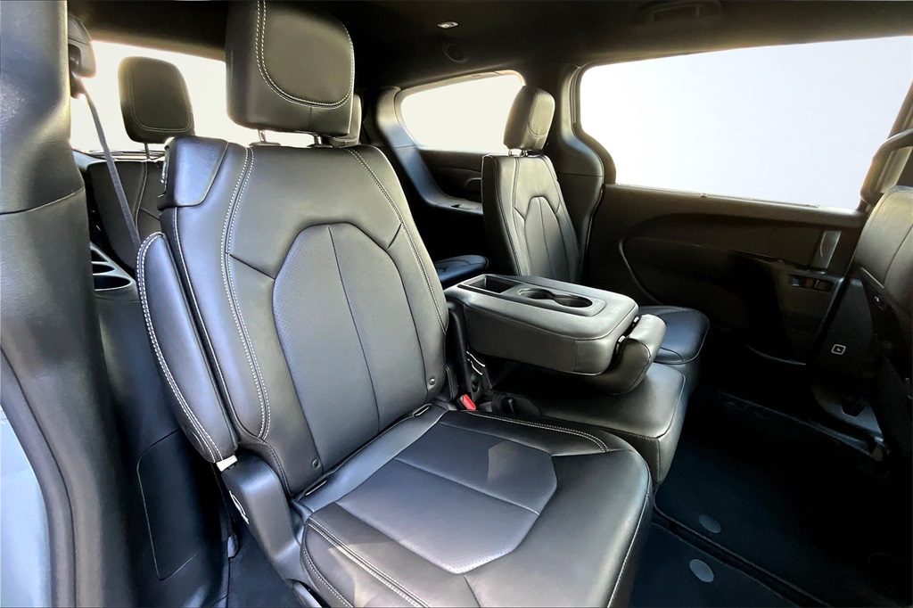 2026 Chrysler Pacifica Select - 8