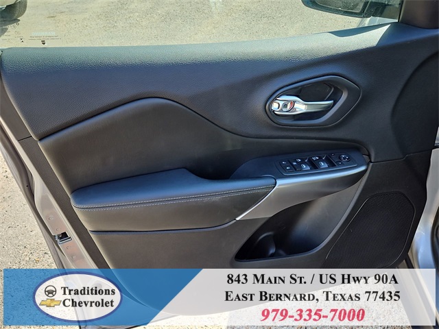 2019 Jeep Cherokee Latitude Silver at Durrett Motor Company