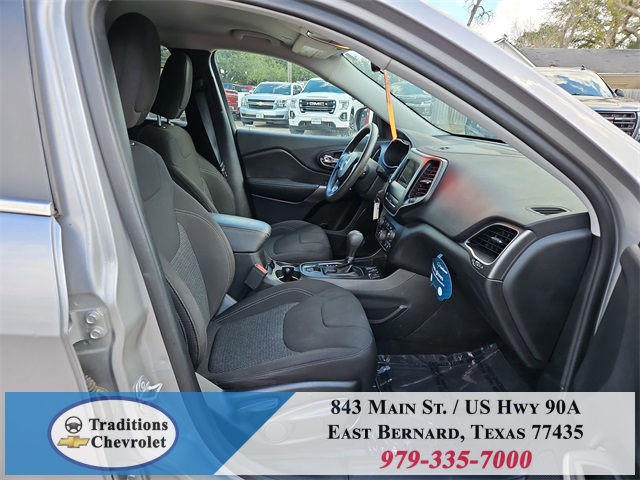 2019 Jeep Cherokee Latitude Silver at Durrett Motor Company
