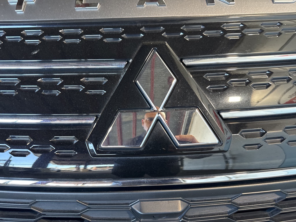 Thumbnail: 2024 Mitsubishi Outlander - 12