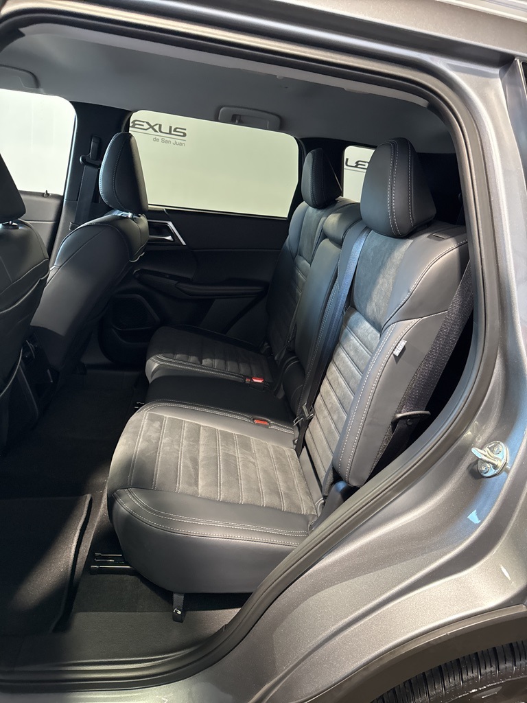 Thumbnail: 2024 Mitsubishi Outlander - 24