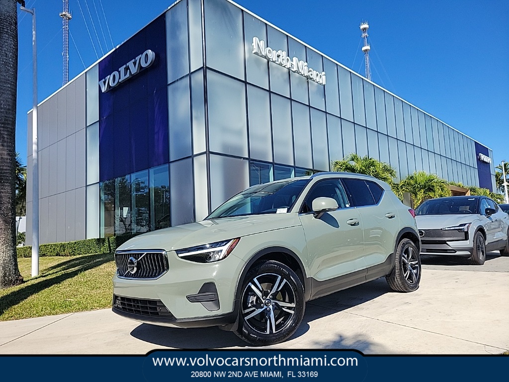 2025 Volvo XC40 B5 Core