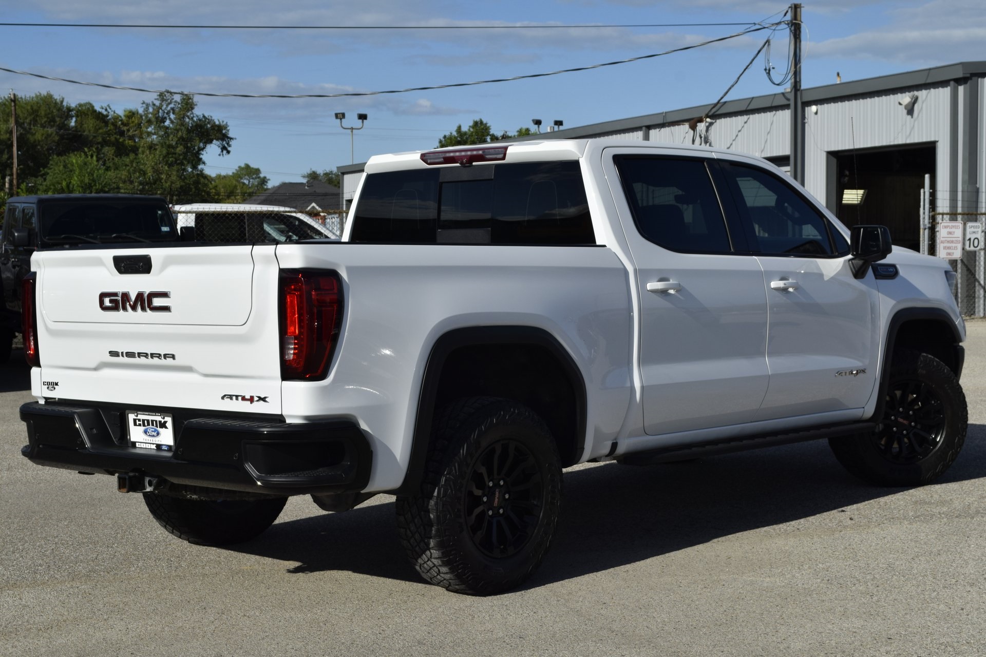 2023 GMC Sierra 1500 AT4X - 10